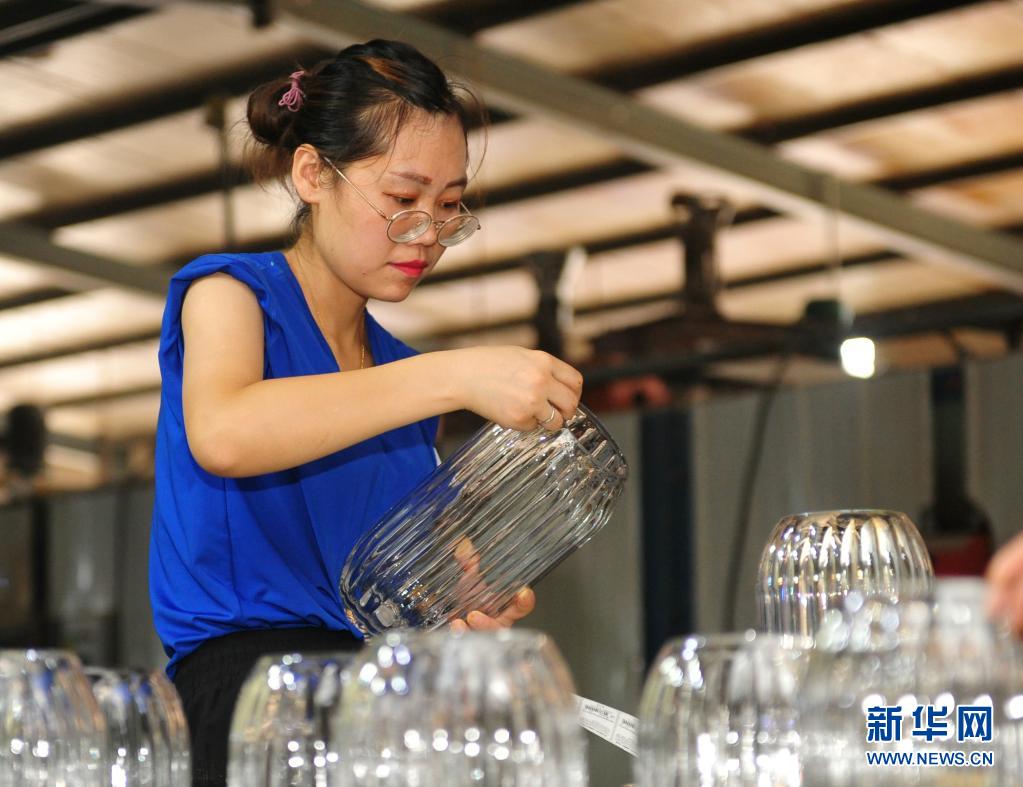 河北南皮 工藝玻璃制品暢銷(xiāo)海內(nèi)外，匠心照亮“世界之窗”